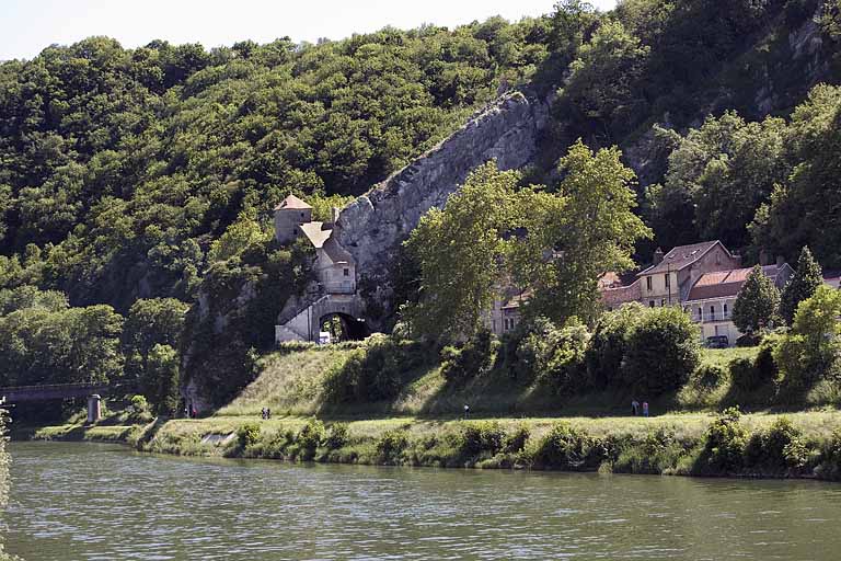 Vue d'ensemble de la partie sud depuis la rive droite : chemin de halage et Porte Taillée.