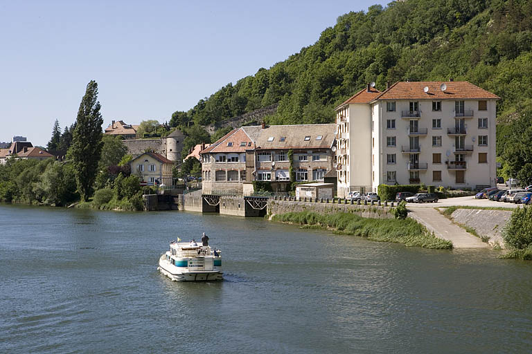 Maison d'éclusier, écluse et usine depuis l'aval.