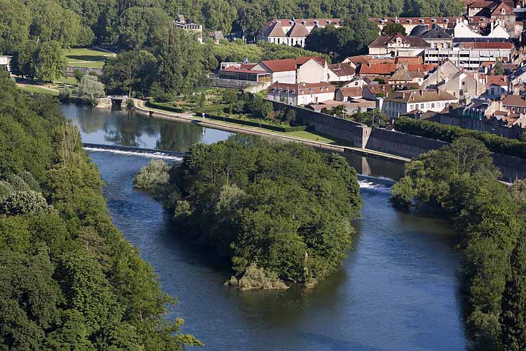 Vue d'ensemble plongeante sur le barrage, depuis l'aval.