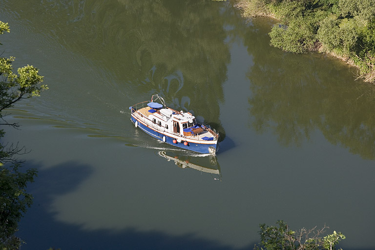 Bateau de plaisance sur le Doubs.