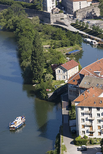 Vue d'ensemble plongeante, depuis l'aval.