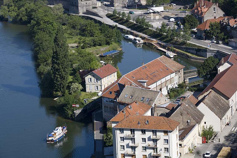 Vue d'ensemble plongeante, depuis l'aval.