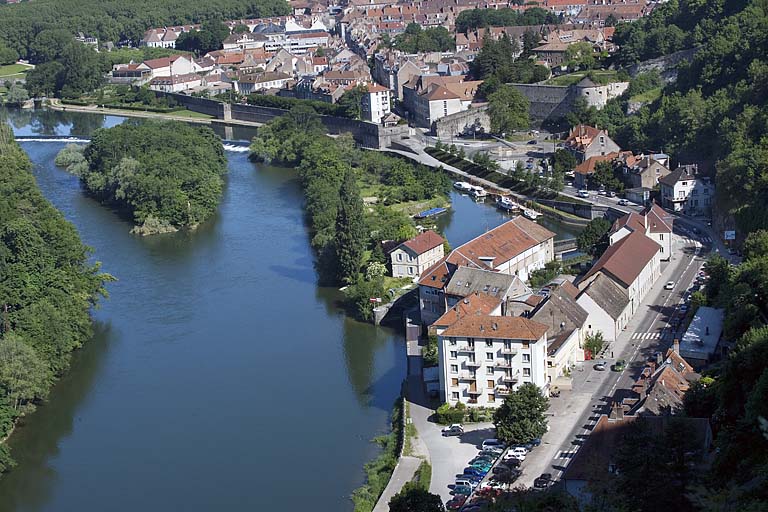 Vue d'ensemble plongeante rapprochée depuis l'aval.