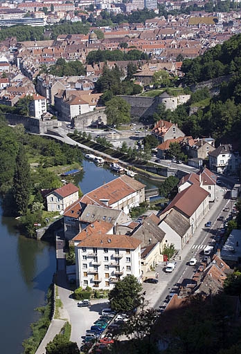 Moulin de Tarragnoz : vue d'ensemble plongeante sur les bâtiments, depuis l'aval.
