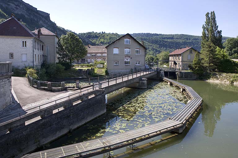 Pont de halage sur le bassin en amont des canaux d'amenée de l'usine, vu depuis la route.