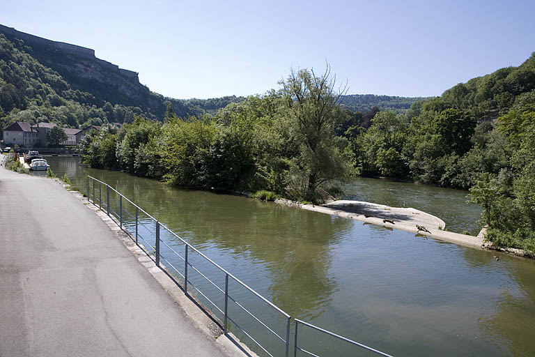 L'extrémité du barrage et le déversoir de superficie.