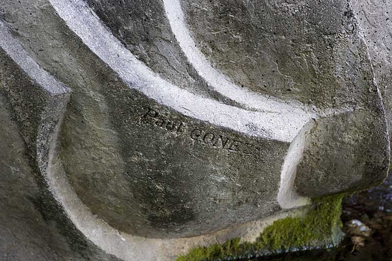 Signature, sur le côté gauche de la fontaine.