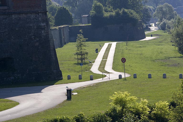 Le chemin de halage au pied de la courtine de Chamars.