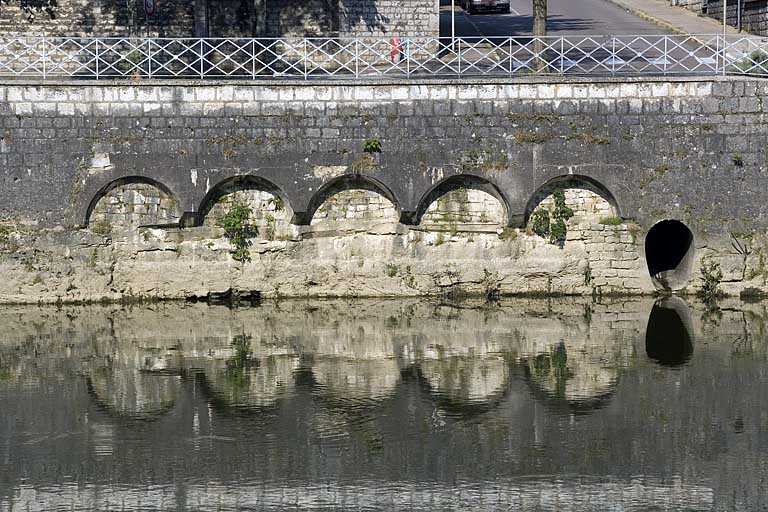 Arches dans le quai bordant le Doubs rive droite, en aval du pont Canot.