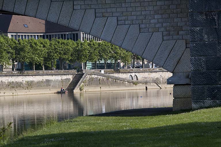 Escalier et rampe d'accès à la rivière, quai Veil-Picard (rive droite), depuis le chemin de halage en aval du pont Canot.