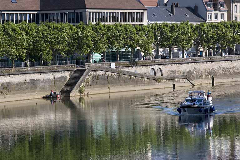 Port Déprez (disparu) : escalier et rampe d'accès à la rivière à son emplacement, depuis l'aval.