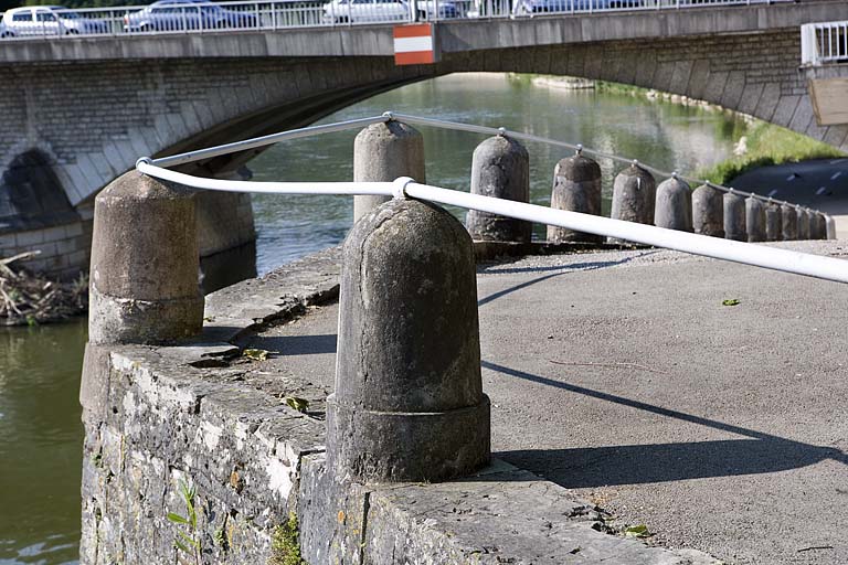 Bornes et garde-corps de la rampe d'accès.