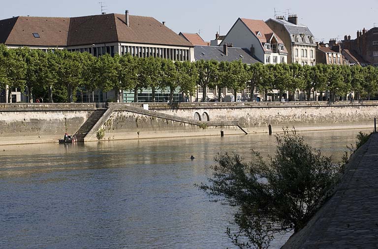 Escalier et rampe d'accès à la rivière, quai Veil-Picard (rive droite).