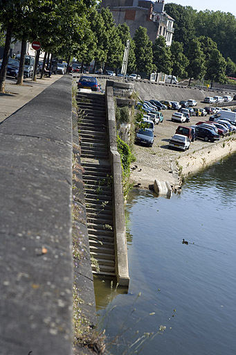 Port de Strasbourg : escalier et rampe d'accès à la rivière.