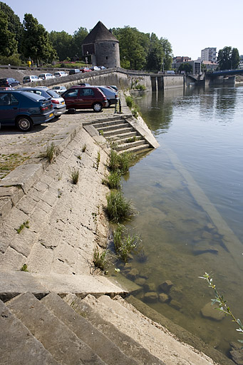 Escaliers d'accès au Doubs.