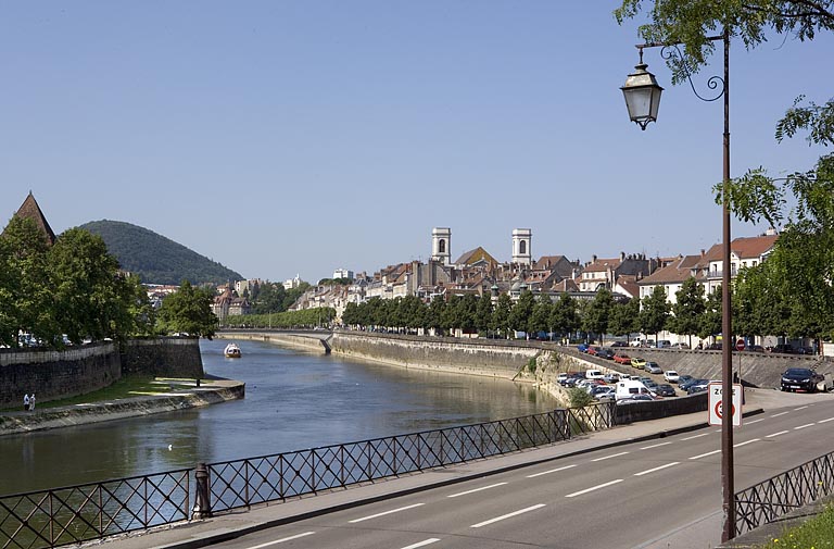 Vue d'ensemble du Doubs vers l'aval, depuis la tour de la Pelote rive droite.