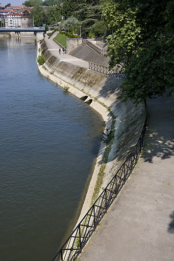 Quai bordant le Doubs rive droite, entre le pont de la République et le pont Denfert-Rochereau.