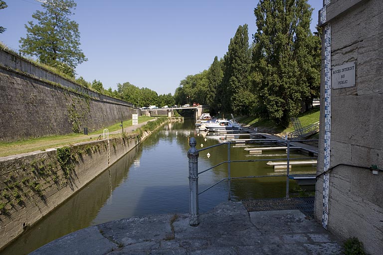 Le port de Saint-Paul et la courtine, depuis le moulin.