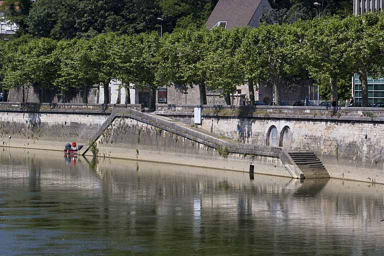 Port Déprez (disparu) : escalier et rampe d'accès à la rivière à son emplacement, depuis l'amont.