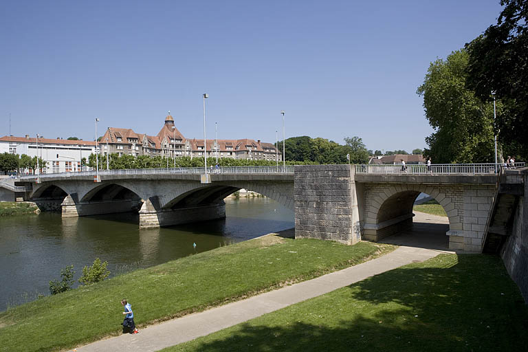 Le pont Canot et le chemin de halage.