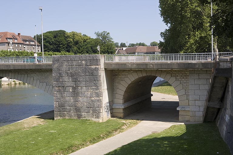 Arche permettant le passage du chemin de halage sous le pont Canot.