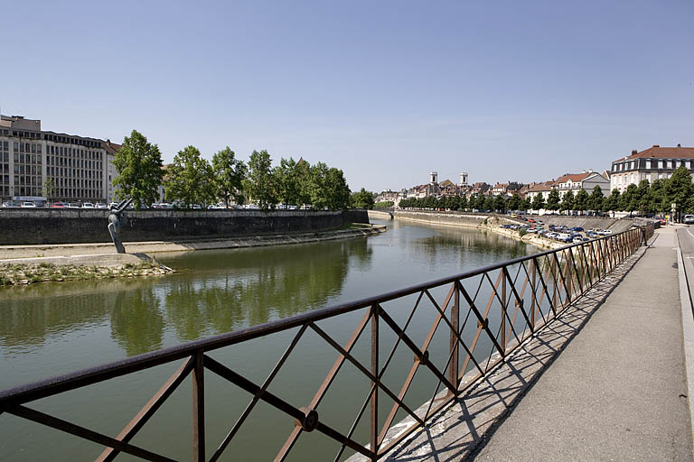 Vue d'ensemble du Doubs vers l'aval, depuis le pont Denfert-Rochereau rive droite.