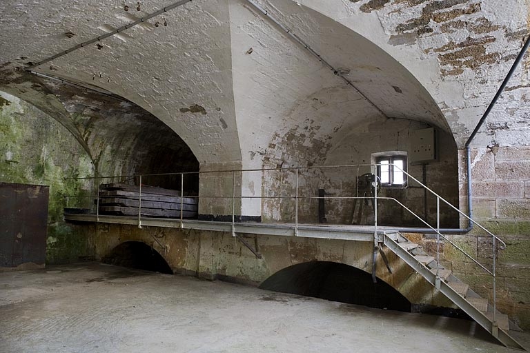 Intérieur de la casemate amont : coursiers voûtés.