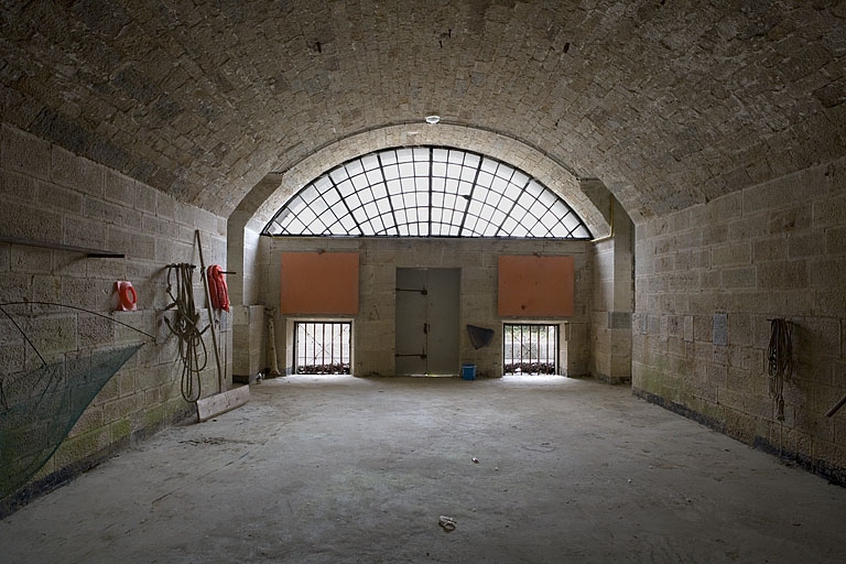 Intérieur d'une casemate : baie.