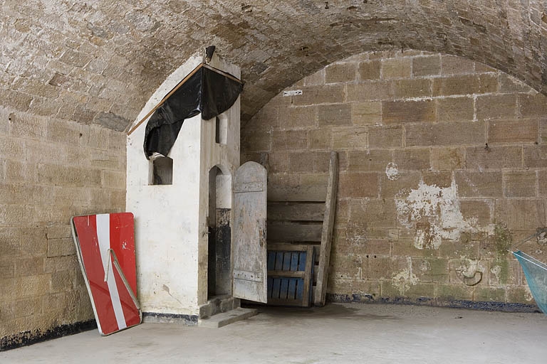 Intérieur d'une casemate : latrine et mur du fond.