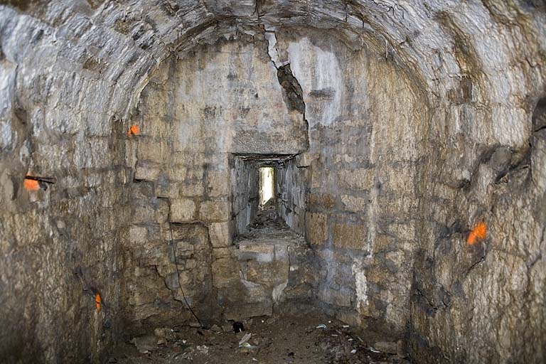 Galerie voûtée et embrasure à la pointe du bastion.