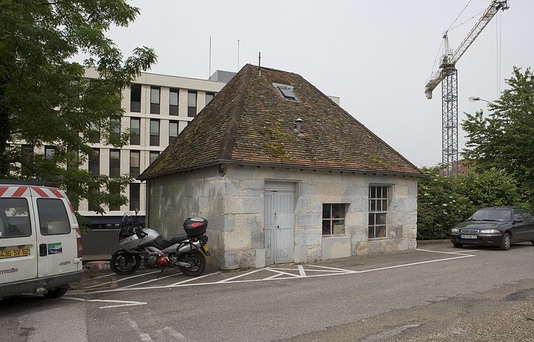 Corps de garde, de trois quarts gauche.