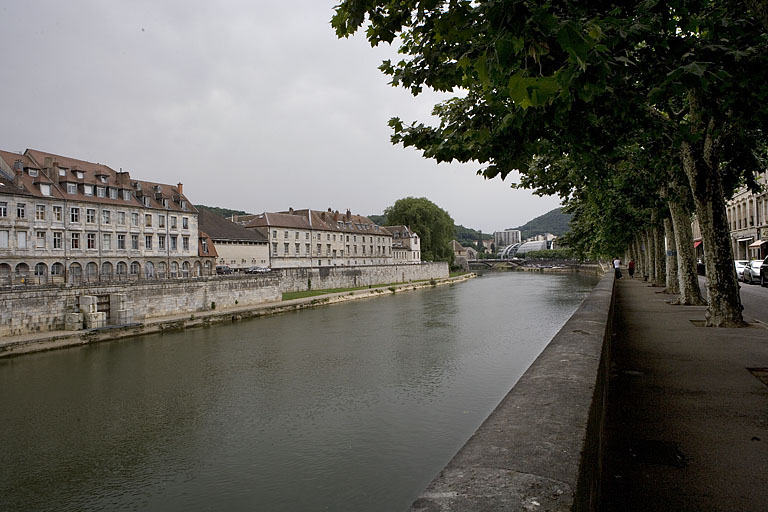 Le Doubs et le chemin de halage en aval du pont Battant, depuis la rive droite.