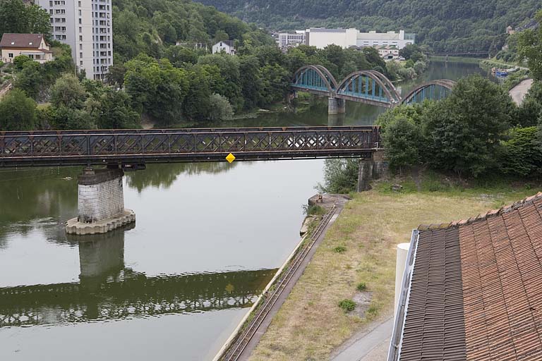 Vue d'ensemble du Doubs vers l'amont, depuis le toit de l'entrepôt du Port fluvial.