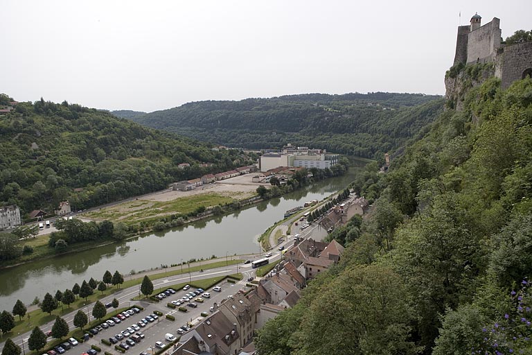 Vue d'ensemble plongeante sur le port, depuis la citadelle.