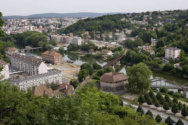 Vue d'ensemble plongeante depuis la citadelle, au sud.