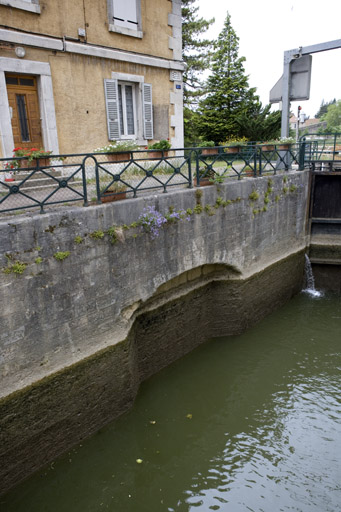 Emplacement de l'ancien vantail amont, dans le bajoyer droit.