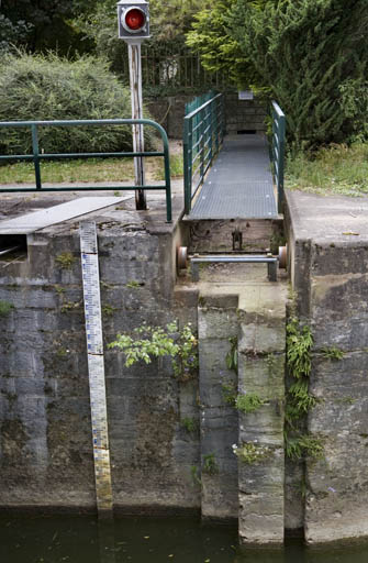 Tête amont de l'écluse : passerelle d'accès à la maison d'éclusier retirée.