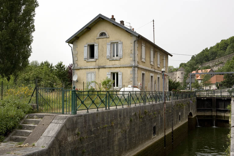 Façade antérieure de trois quarts gauche.