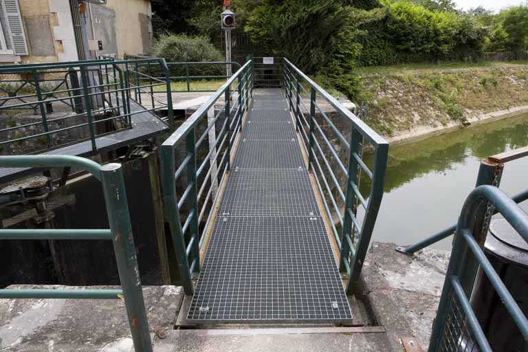 Tête amont de l'écluse : passerelle d'accès à la maison d'éclusier en place.