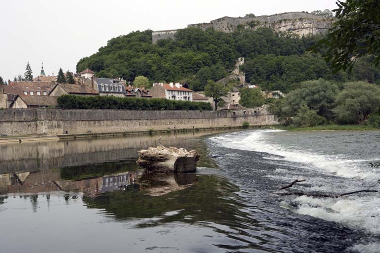 Le Doubs et le barrage de Tarragnoz, depuis la rive droite.