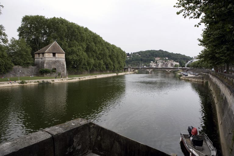 Le Doubs en amont du pont Canot, depuis la rampe d'accès à la rivière du quai Veil-Picard (rive droite).