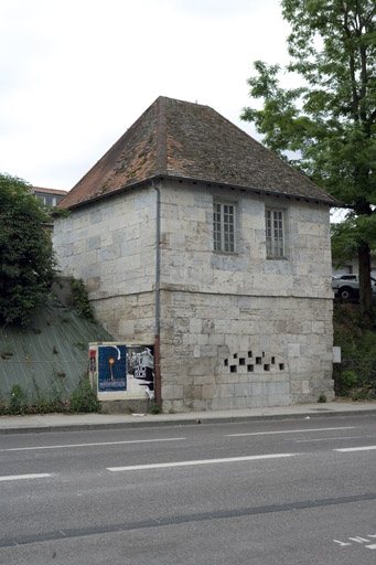 Corps de garde, depuis l'avenue Gaulard. La baie bouchée conduit, via un tunnel voûté, à une porte ouvrant la courtine sur le chemin de halage.