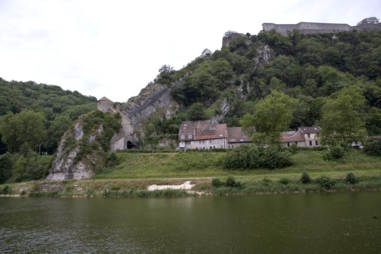 Quai au niveau de la Porte Taillée et partie sud du port de Rivotte, depuis la rive droite.