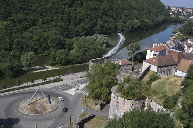 Vue d'ensemble plongeante sur le barrage.