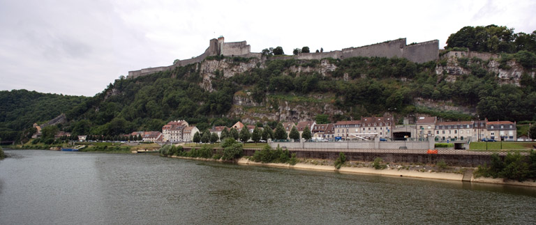 Vue d'ensemble panoramique depuis la rive droite, en aval.