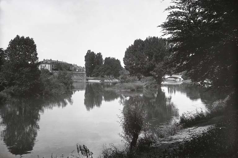 [Vue d'ensemble du moulin Saint-Paul et de son barrage, depuis la rive droite en amont], 1ère moitié 20e siècle.