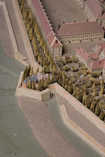 Vue plongeante sur le moulin de Saint-Paul depuis l'aval : détail du plan-relief de Besançon, 1722.