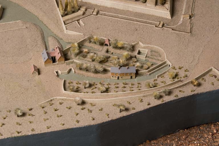 Vue plongeante sur les moulins de la Mouillère depuis le nord-est : détail du plan-relief de Besançon, 1722.