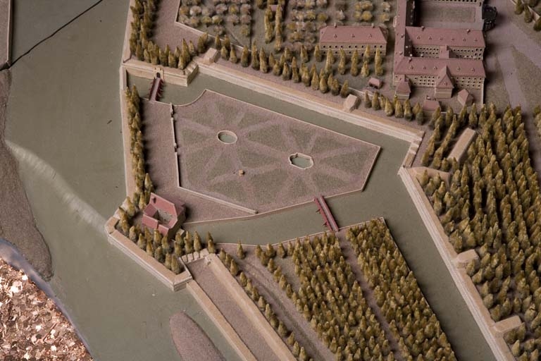 Vue plongeante sur le moulin de l'Archevêque et sur Chamars, depuis le sud-ouest : détail du plan-relief de Besançon, 1722.