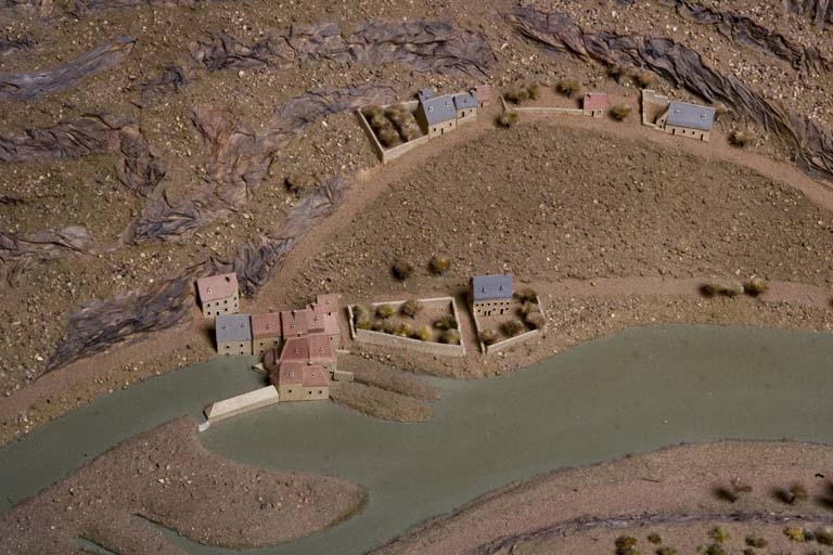 Vue plongeante sur le moulin de Tarragnoz, côté rivière : détail du plan-relief de Besançon, 1722.